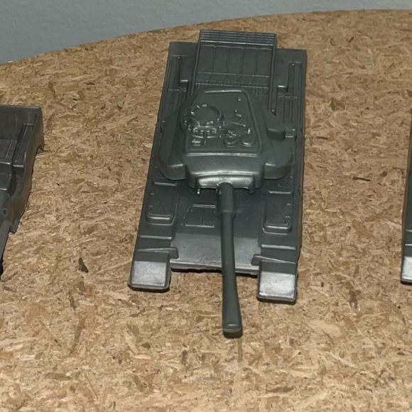 Lot of Vintage Army Men Plastic Soldiers / tanks / fence. 56 Men - Picture 2 of 3